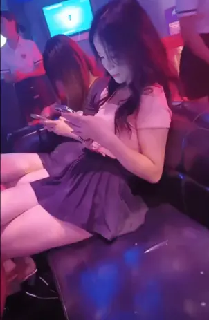 上海定西路夜宵一条街：烧烤小龙虾的深夜狂欢，你打卡了吗？🍢
